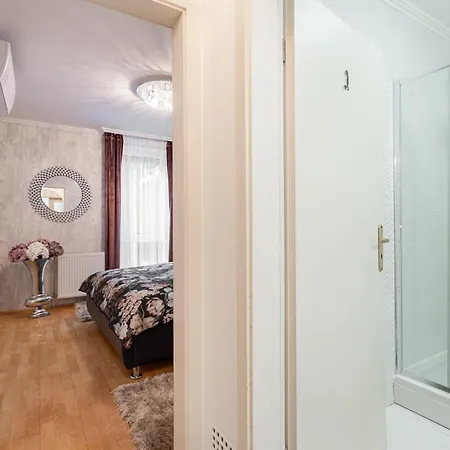 Beautiful Three Bedrooms With Free Parking Close To The Danube Coast Appartement *