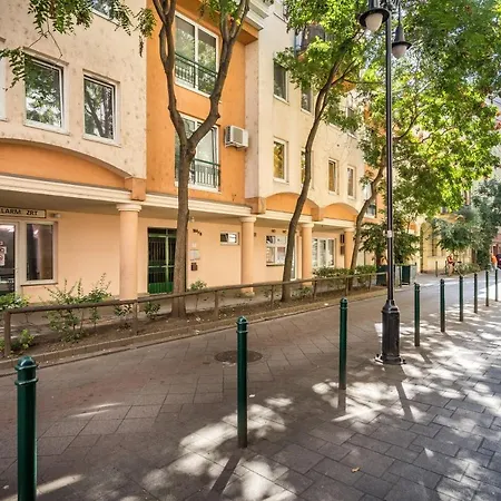 Apartman Beautiful Three Bedrooms With Free Parking Close To The Danube Coast