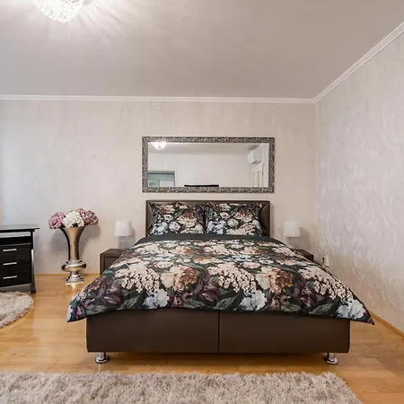 Apartman Beautiful Three Bedrooms With Free Parking Close To The Danube Coast