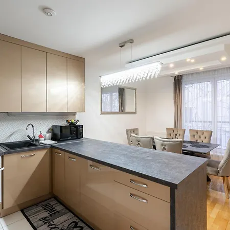 Apartman Beautiful Three Bedrooms With Free Parking Close To The Danube Coast