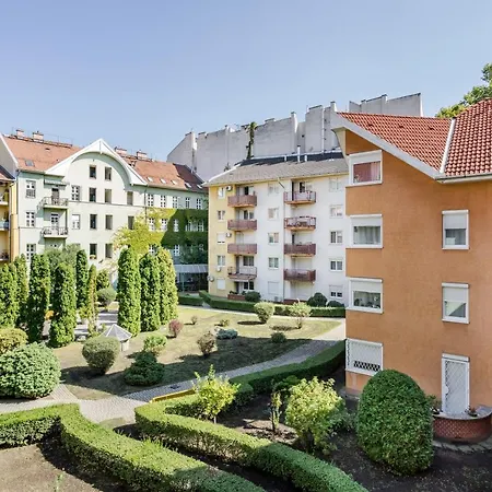 Beautiful Three Bedrooms With Free Parking Close To The Danube Coast Apartment