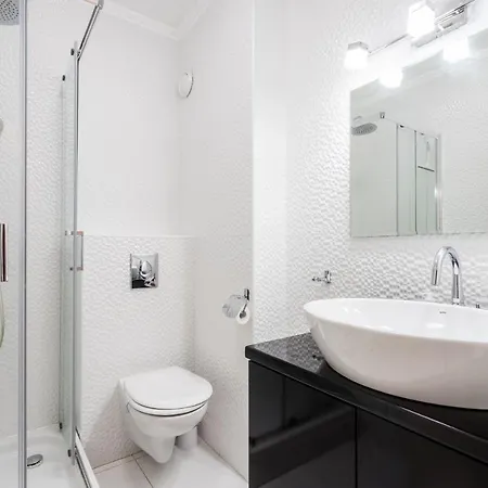 Beautiful Three Bedrooms With Free Parking Close To The Danube Coast