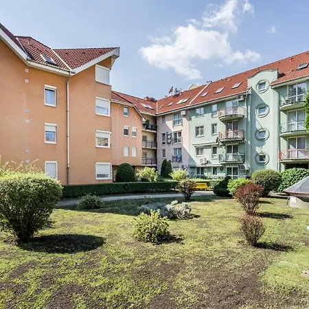 Apartment Beautiful Three Bedrooms With Free Parking Close To The Danube Coast