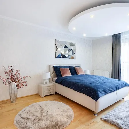 Beautiful Three Bedrooms With Free Parking Close To The Danube Coast Apartment