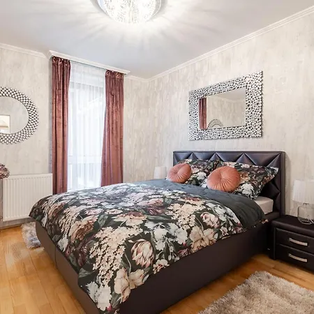 Apartment Beautiful Three Bedrooms With Free Parking Close To The Danube Coast *