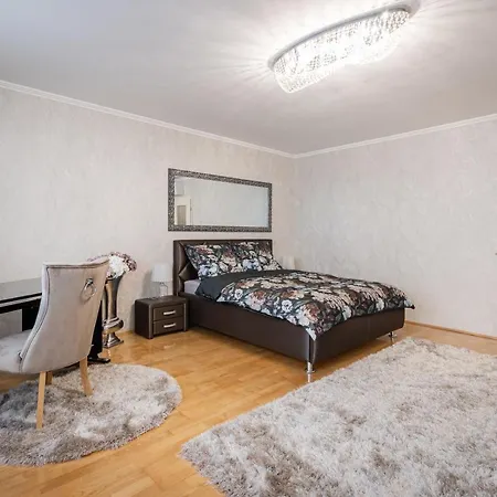 Beautiful Three Bedrooms With Free Parking Close To The Danube Coast