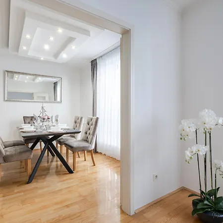 Beautiful Three Bedrooms With Free Parking Close To The Danube Coast Apartment Budapest