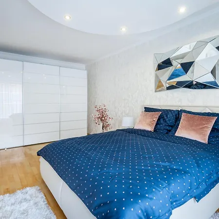 Beautiful Three Bedrooms With Free Parking Close To The Danube Coast דירה