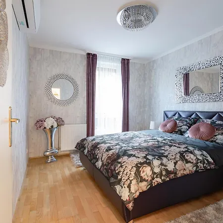 Beautiful Three Bedrooms With Free Parking Close To The Danube Coast