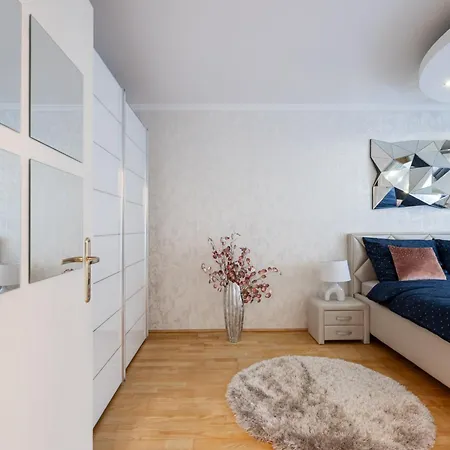 Beautiful Three Bedrooms With Free Parking Close To The Danube Coast Apartment Budapest