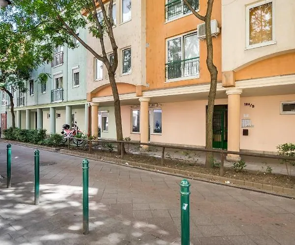 Beautiful Three Bedrooms With Free Parking Close To The Danube Coast بودابست