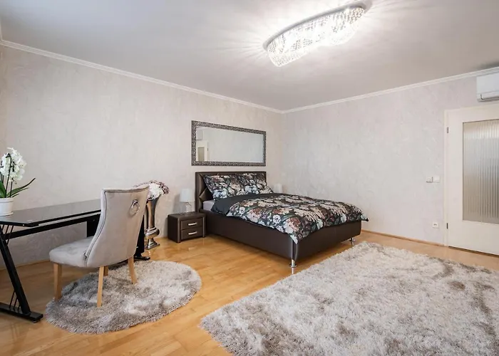 Beautiful Three Bedrooms With Free Parking Close To The Danube Coast