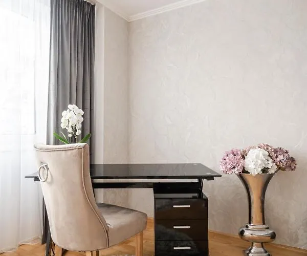 Beautiful Three Bedrooms With Free Parking Close To The Danube Coast شقة