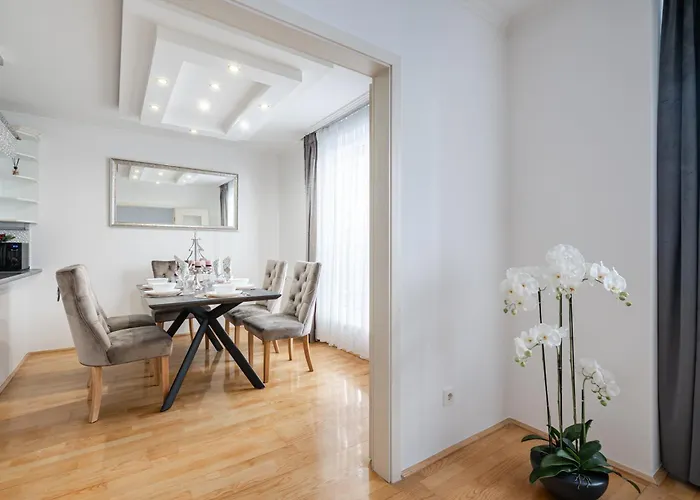 Beautiful Three Bedrooms With Free Parking Close To The Danube Coast شقة بودابست