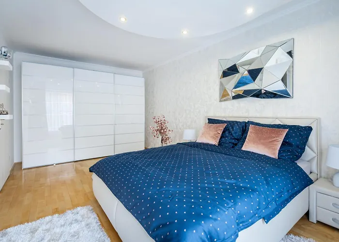Beautiful Three Bedrooms With Free Parking Close To The Danube Coast شقة
