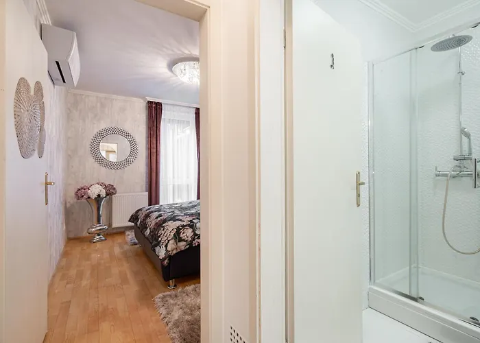 Beautiful Three Bedrooms With Free Parking Close To The Danube Coast شقة *