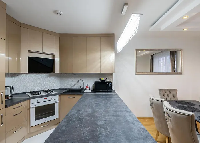 Beautiful Three Bedrooms With Free Parking Close To The Danube Coast