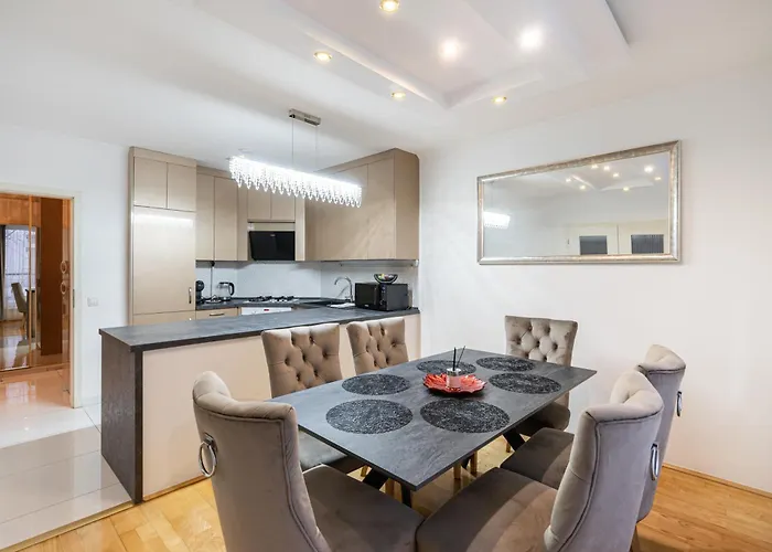 Beautiful Three Bedrooms With Free Parking Close To The Danube Coast شقة *