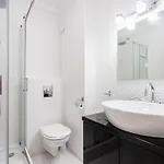 Beautiful Three Bedrooms With Free Parking Close To The Danube Coast