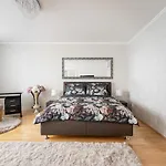 Beautiful Three Bedrooms With Free Parking Close To The Danube Coast * בודפשט