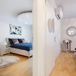 Beautiful Three Bedrooms With Free Parking Close To The Danube Coast