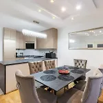 Beautiful Three Bedrooms With Free Parking Close To The Danube Coast דירה *