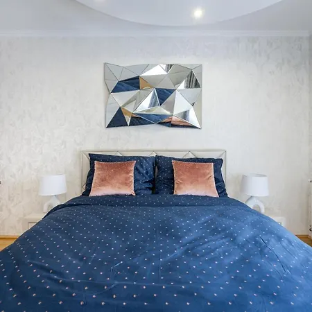 アパート Beautiful Three Bedrooms With Free Parking Close To The Danube Coast *