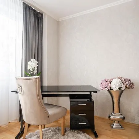 Beautiful Three Bedrooms With Free Parking Close To The Danube Coast アパート
