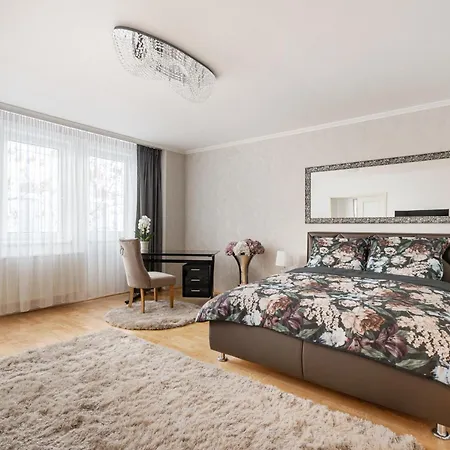 Апартаменты Beautiful Three Bedrooms With Free Parking Close To The Danube Coast