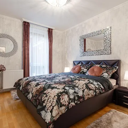 Апартаменты Beautiful Three Bedrooms With Free Parking Close To The Danube Coast
