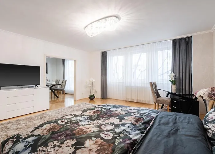 Апартаменты Beautiful Three Bedrooms With Free Parking Close To The Danube Coast Будапешт