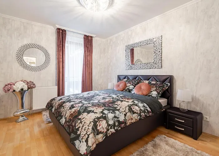 Lejlighed Beautiful Three Bedrooms With Free Parking Close To The Danube Coast *